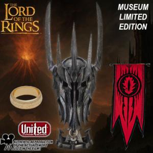 LOTR (LE SEIGNEUR DES ANNEAUX) - SAURON CASQUE OFFICIEL MUSEUM COLLECTION LIMITED EDITION + SUPPORT DELUXE AVEC PLAQUE + ETENDARD + ANNEAU UNIQUE PLAQUE OR 24K (ECHELLE 1/1 - UNITED CUTLERY)