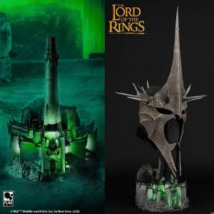 LOTR (LE SEIGNEUR DES ANNEAUX) - WITCH-KING CASQUE DU ROI SORCIER OFFICIEL ECHELLE 1/1  LIMITED EDITION + SUPPORT SCULPTURE TOUR DE MINAS MORGUL AVEC ECLAIRAGE LED (PURE ARTS - SIDESHOW)