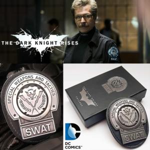 BATMAN, THE DARK NIGHT TRILOGY - BADGE INSIGNE POLICE S.W.A.T. DU LT. JIM GORDON OFFICIEL (DC COMICS - WARNER BROS. ENTERTAINMENT)