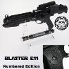 STAR WARS - STORMTROOPER BLASTER E11 COLLECTOR OFFICIEL LIMITED EDITION NUMEROTEE AVEC SUPPORT DELUXE NUMEROTE & SIGNE (ORIGINAL STORMTROOPER)