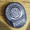 BATMAN, THE DARK NIGHT TRILOGY - BADGE INSIGNE POLICE S.W.A.T. DU LT. JIM GORDON OFFICIEL (DC COMICS - WARNER BROS. ENTERTAINMENT)