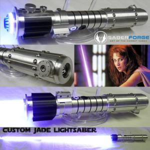 STAR WARS - SABRE LASER MARA JADE CUSTOM LIGHTSABER (LAME AMOVIBLE - PRACTICAL - FAIT MAIN AU USA PAR SABER FORGE)