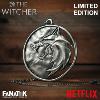 THE WITCHER (SERIE) - PENDENTIF MEDAILLON OFFICIEL TOUT METAL ECHELLE 1/1 NUMEROTÉE LIMITED EDITION AVEC SUPPORT (NETFLIX - FANATTIK)