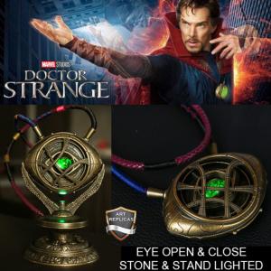 DR STRANGE - REPLIQUE TOUT METAL PENDENTIF AMULETTE OEIL D'AGAMOTTO & SUPPORT AVEC ECLAIRAGE PAR LED (REPRODUCTION ART REPLICAS)