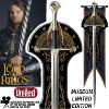 LOTR (LE SEIGNEUR DES ANNEAUX) - ANDURIL EPEE DU ROI ARAGORN ELESSAR OFFICIELLE FORGÉE PLAQUE OR 24K MUSEUM COLLECTION LIMITED EDITION + SUPPORT AVEC PLAQUAGE OR 24K + BANNIERE (UNITED CUTLERY BRANDS)