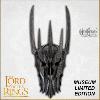 LOTR (LE SEIGNEUR DES ANNEAUX) - SAURON CASQUE OFFICIEL MUSEUM COLLECTION LIMITED EDITION + SUPPORT DELUXE AVEC PLAQUE + ETENDARD + ANNEAU UNIQUE PLAQUE OR 24K (ECHELLE 1/1 - UNITED CUTLERY)