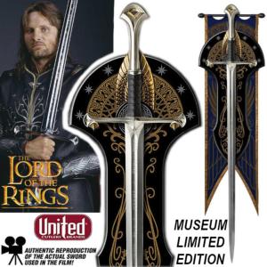 LOTR (LE SEIGNEUR DES ANNEAUX) - ANDURIL EPEE DU ROI ARAGORN ELESSAR OFFICIELLE FORGÉE PLAQUE OR 24K MUSEUM COLLECTION LIMITED EDITION + SUPPORT AVEC PLAQUAGE OR 24K + BANNIERE (UNITED CUTLERY BRANDS)