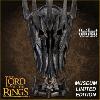 LOTR (LE SEIGNEUR DES ANNEAUX) - SAURON CASQUE OFFICIEL MUSEUM COLLECTION LIMITED EDITION + SUPPORT DELUXE AVEC PLAQUE + ETENDARD + ANNEAU UNIQUE PLAQUE OR 24K (ECHELLE 1/1 - UNITED CUTLERY)