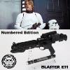 STAR WARS - STORMTROOPER BLASTER E11 COLLECTOR OFFICIEL LIMITED EDITION NUMEROTEE AVEC SUPPORT DELUXE NUMEROTE & SIGNE (ORIGINAL STORMTROOPER)