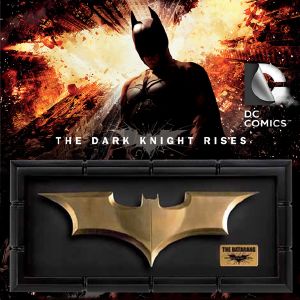 BATMAN, THE DARK KNIGHT RISES - THE BATARANG OFFICIEL (DC COMICS - THE NOBLE COLLECTION)