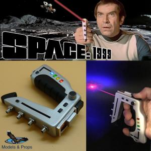 COSMOS 1999 (SERIE) - STUN GUN PROP REPLICA ECHELLE 1:1 AVEC ECLAIRAGE LED ET LASER (COFFRET & SUPPORT INCLUS -MODELS & PROPS)