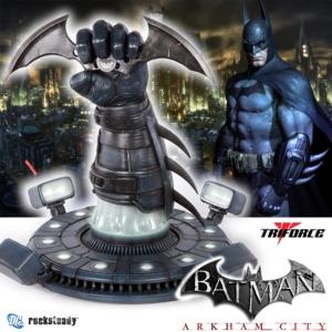 BATMAN ARKHAM CITY - BATARANG AVEC SUPPORT ET ECLAIRAGE OFFICIEL ECHELLE 1/1 (ROCKSTEADY - TRIFORCE)