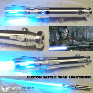 STAR WARS - SABRE LASER SATELE SHAN CUSTOM LIGHTSABER + LAME SUPPLÉMENTAIRE OFFERTE + SUPPORT CEINTURE OFFERT (LAME AMOVIBLE - PRACTICAL - FAIT MAIN AU USA PAR SABER FORGE)