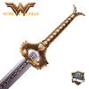 WONDER WOMAN - REPLIQUE EPEE " GOD KILLER" AVEC SUPPORT BOIS DELUXE (REPRODUCTION ART REPLICAS)