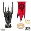 LOTR (LE SEIGNEUR DES ANNEAUX) - SAURON CASQUE OFFICIEL MUSEUM COLLECTION LIMITED EDITION + SUPPORT DELUXE AVEC PLAQUE + ETENDARD + ANNEAU UNIQUE PLAQUE OR 24K (ECHELLE 1/1 - UNITED CUTLERY)