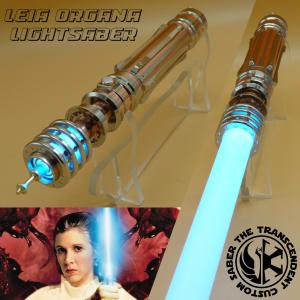 STAR WARS - SABRE LASER LEIA ORGANA AVEC MALLETTE ALUMINIUM & LAME SUPPLÉMENTAIRE DE RECHANGE (PRACTICAL - LAME AMOVIBLE - COULEUR DE LAME INTERCHANGEABLE - EFFETS SONORES & LUMIERES MULTIPLES)
