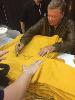 STAR TREK - CAPTAIN JAMES T. KIRK UNIFORME REPLICA AUTOGRAPHED WILLIAM SHATNER AVEC CADRE DE PRESENTATION (COA - JAMES SPENCE AUTHENTICATION, LLC)