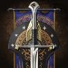 LOTR (LE SEIGNEUR DES ANNEAUX) - ANDURIL EPEE DU ROI ARAGORN ELESSAR OFFICIELLE FORGÉE PLAQUE OR 24K MUSEUM COLLECTION LIMITED EDITION + SUPPORT AVEC PLAQUAGE OR 24K + BANNIERE (UNITED CUTLERY BRANDS)