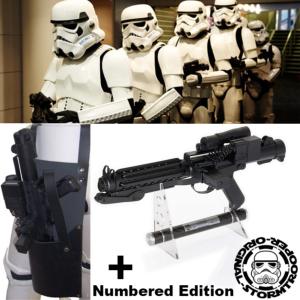 STAR WARS - STORMTROOPER BLASTER E11 OFFICIEL LIMITED EDITION NUMEROTEE AVEC SUPPORT DELUXE + HOLSTER CUIR (ORIGINAL - STORMTROOPER)