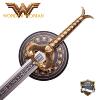 WONDER WOMAN - REPLIQUE EPEE " GOD KILLER" AVEC SUPPORT BOIS DELUXE (REPRODUCTION ART REPLICAS)