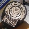 BATMAN, THE DARK NIGHT TRILOGY - BADGE INSIGNE POLICE S.W.A.T. DU LT. JIM GORDON OFFICIEL (DC COMICS - WARNER BROS. ENTERTAINMENT)