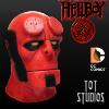 HELLBOY - MASQUE OFFICIEL DC COMICS AVEC SUPPORT TETE DE MANNEQUIN (TOT STUDIOS)