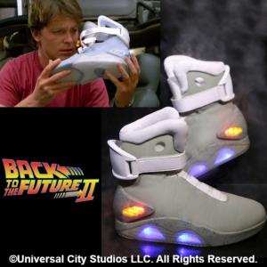 RETOUR VERS LE FUTUR 2 - BASKETS OFFICIELLES DE MARTY MCFLY TAILLE 43-44 AVEC ECLAIRAGE LEDS (SOUS LICENCE ©UNIVERSAL CITY STUDIOS / BACK TO THE FUTURE II ™)
