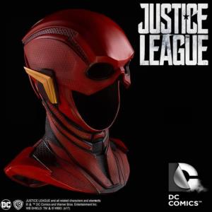 JUSTICE LEAGUE - FLASH MASQUE OFFICIEL AVEC SUPPORT TETE DE MANNEQUIN (DC COMICS - DIMENSION STUDIO - SUPPORT & EMBALLAGE LEGEREMENT ABIMES)