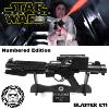  STAR WARS - STORMTROOPER BLASTER E11 COLLECTOR OFFICIEL LIMITED EDITION AVEC PLAQUE SIGNÉE & NUMEROTÉE + SUPPORT BOIS DELUXE (ORIGINAL STORMTROOPER - NEW MODEL)